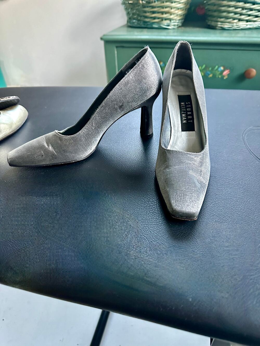 STUART WEITZMAN SILVER SATIN CBK PUMPS 7.5AA